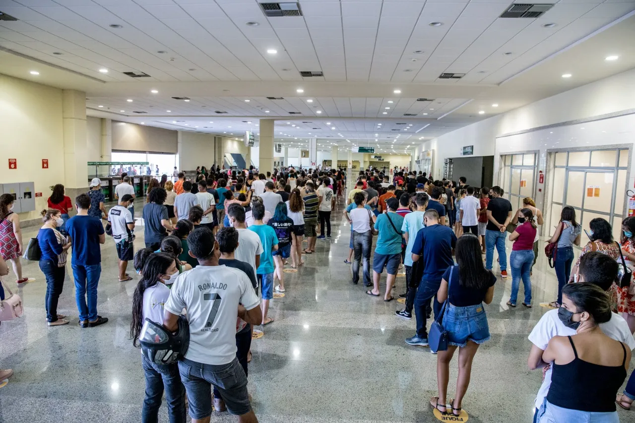 Comparecimento da população para o esquema vacinal completo com dose única, duas doses ou reforço, é apontado como forma de vencer a pandemia