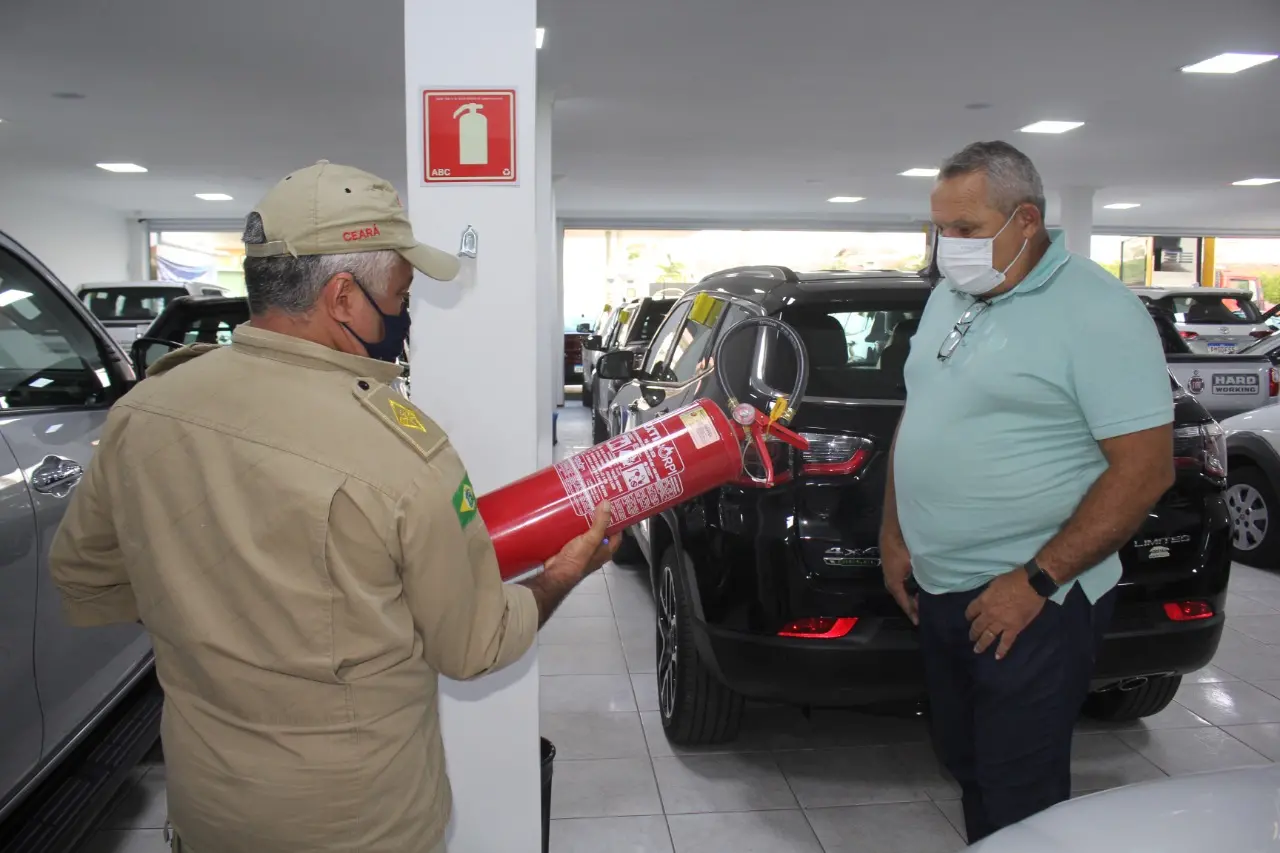 Vistoria técnica dos bombeiros realizada em lojas de Iguatu