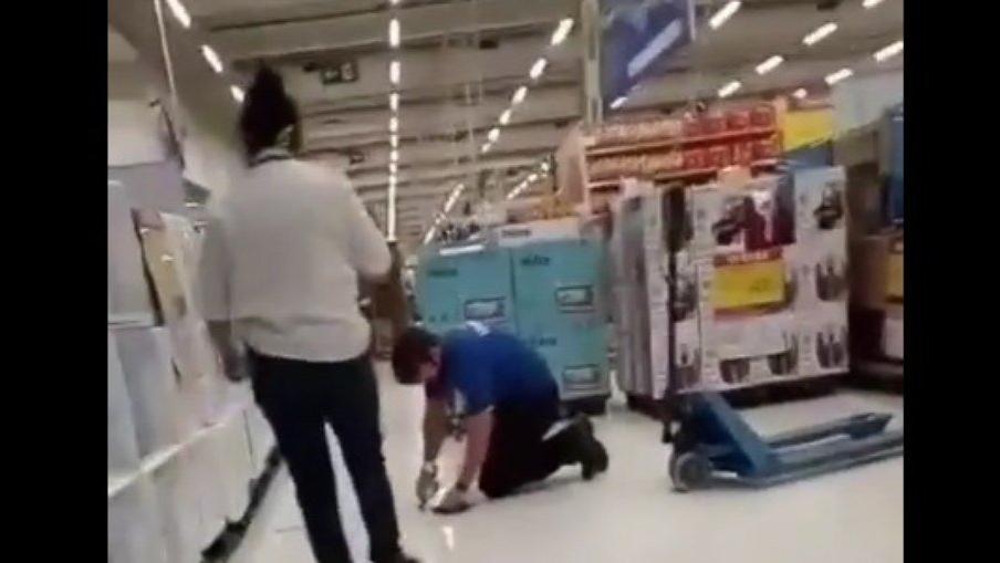 Funcionário do Carrefour é humilhado por gerente enquanto limpa chão de joelhos no Mato Grosso do Sul