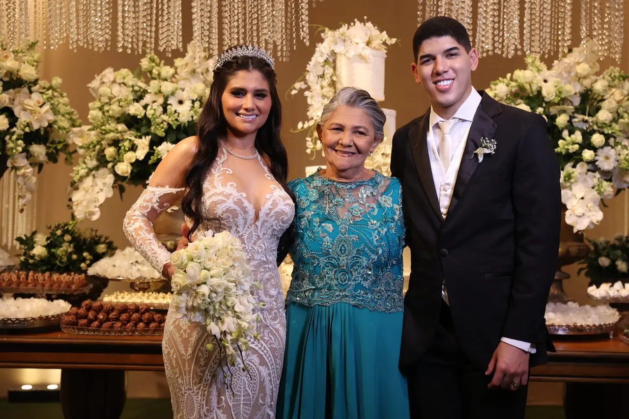 Avó entrou com ele no altar