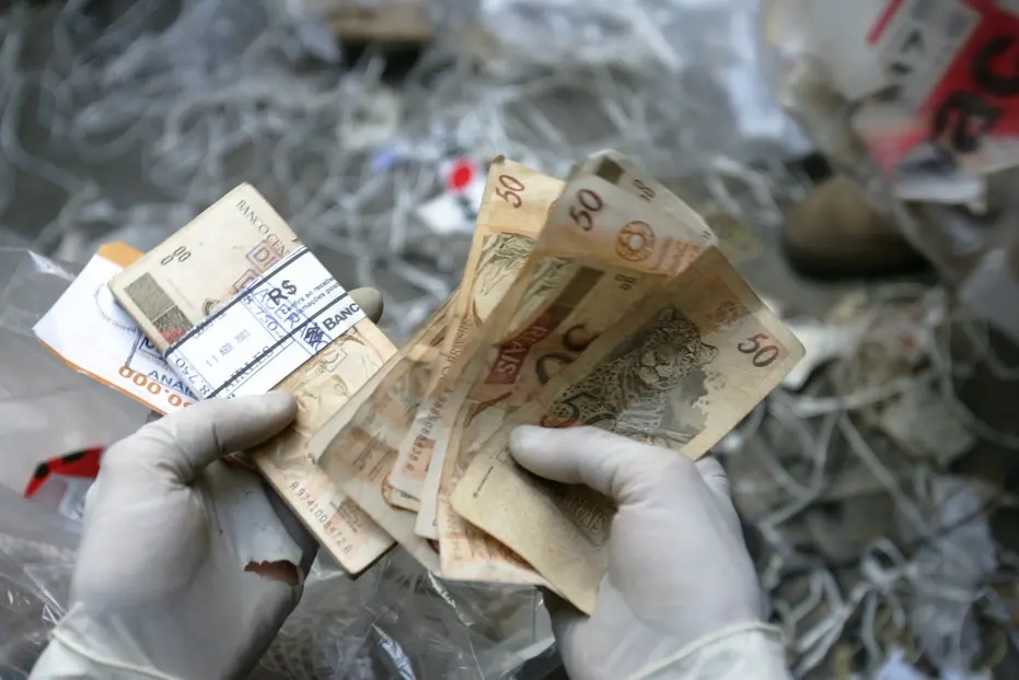 Imagem mostra cédulas de R$ 50.