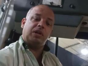 O motorista Leandro Miranda está dentro de um ônibus narrando o preconceito que sofreu no exercício do trabalho.