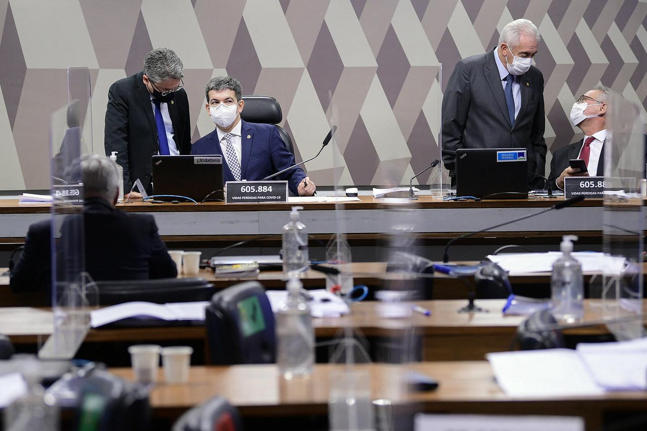 Senadores durante reunião semipresencial para discussão e deliberação do Relatório Final da CPI