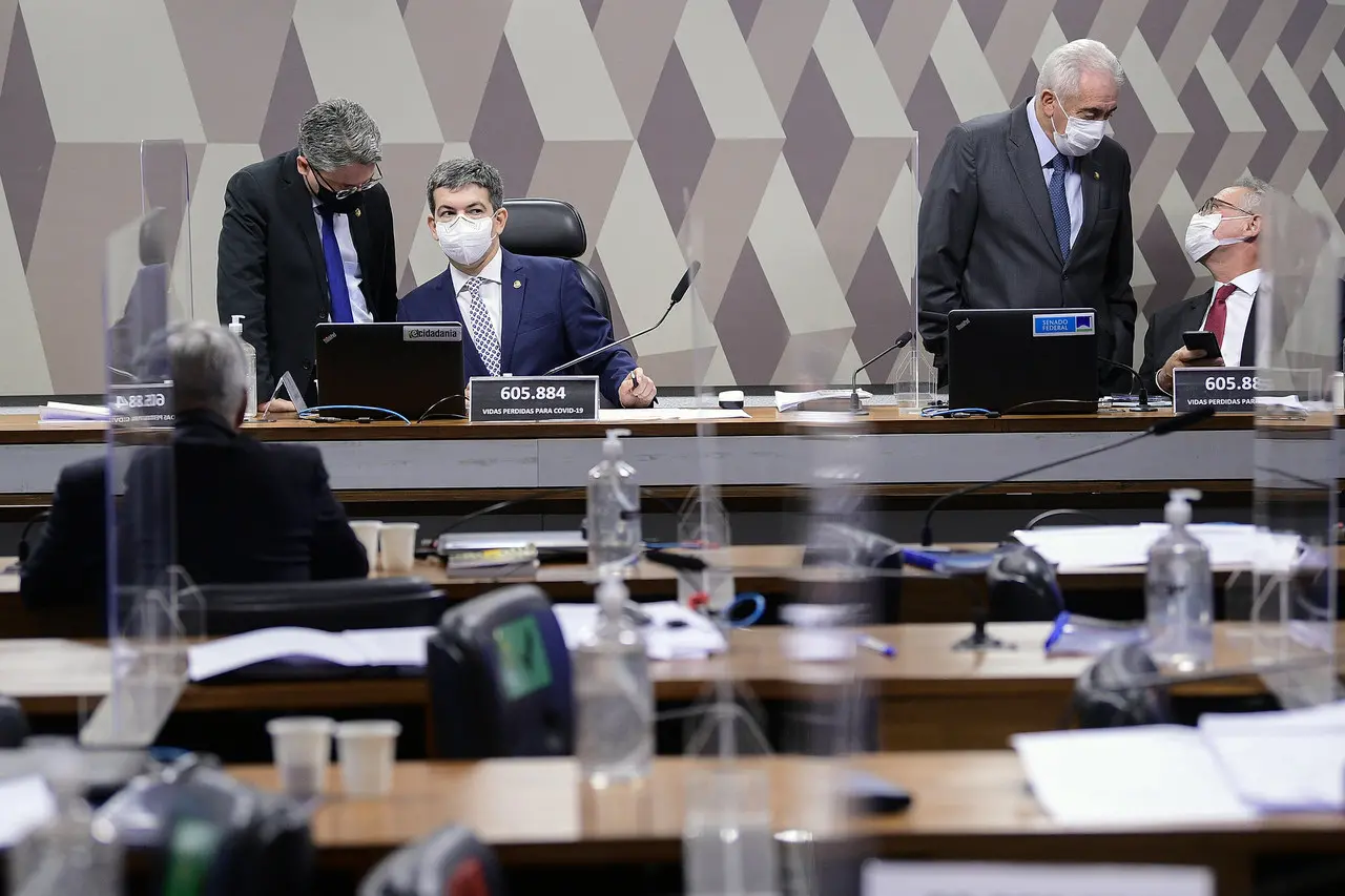 Senadores durante reunião semipresencial para discussão e deliberação do Relatório Final da CPI