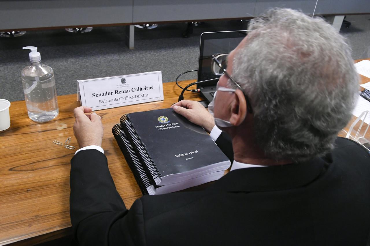 Imagem do senador Renan Calheiros (MDB-AL), com relatório final da CPI em mãos