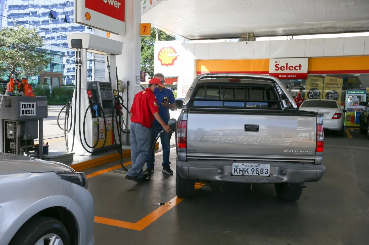 Os valores dos combustíveis sobem a medida em que o barril de petróleo e o dólar se tornam mais caros