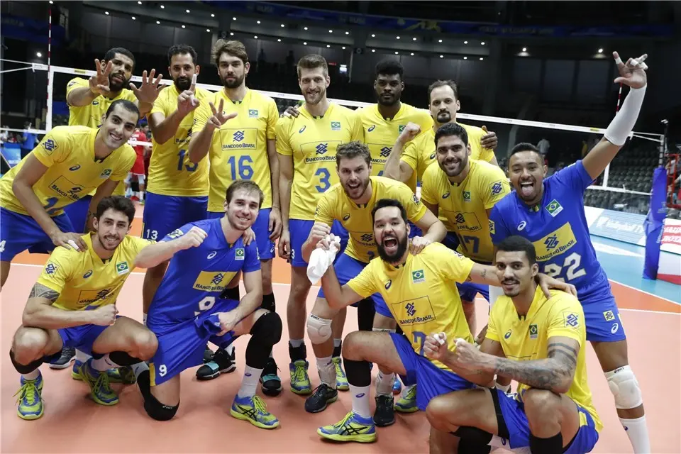 Maurício e Wallace posam com referência a número 17, durante disputa do Campeonato Mundial, em 2018