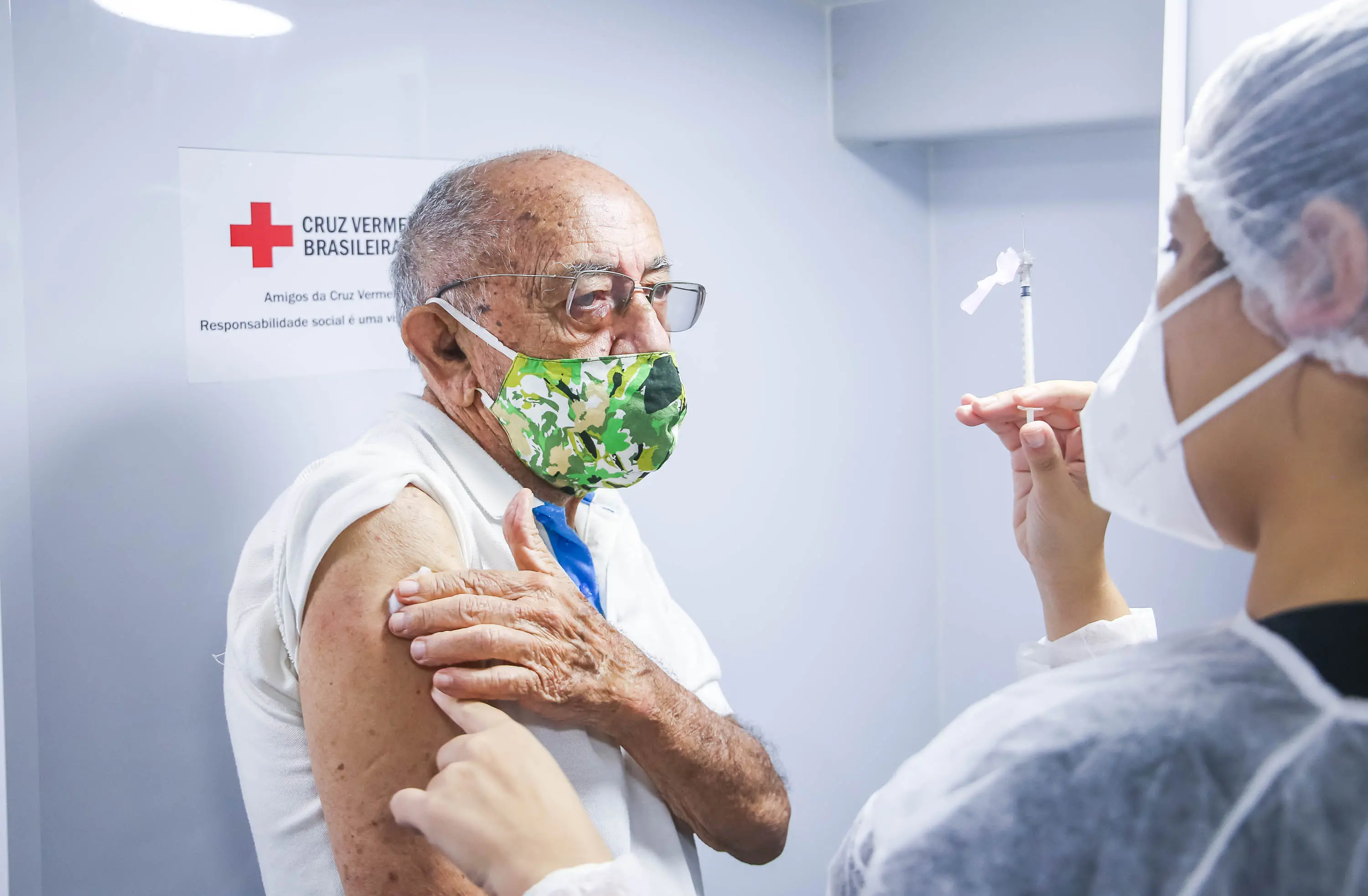 Idoso é vacina em Ônibus da Vacina em Fortaleza