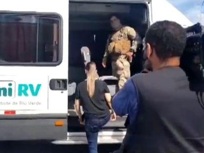 Na imagem, a Polícia utiliza uma van da Universidade de Rio Verde para levar suspeitos para a delegacia.