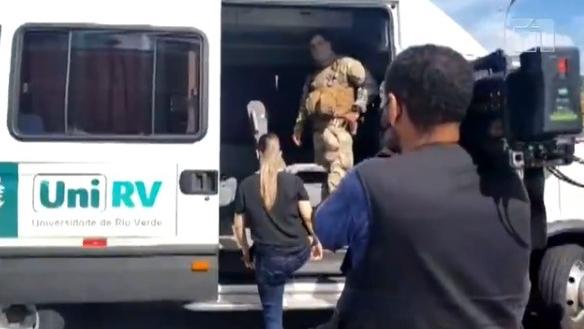 Na imagem, a Polícia utiliza uma van da Universidade de Rio Verde para levar suspeitos para a delegacia.