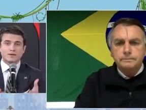 Tela dividida mostra o humorista André Marinho e o presidente Bolsonaro, que tem uma bandeira do Brasil como cenário de fundo