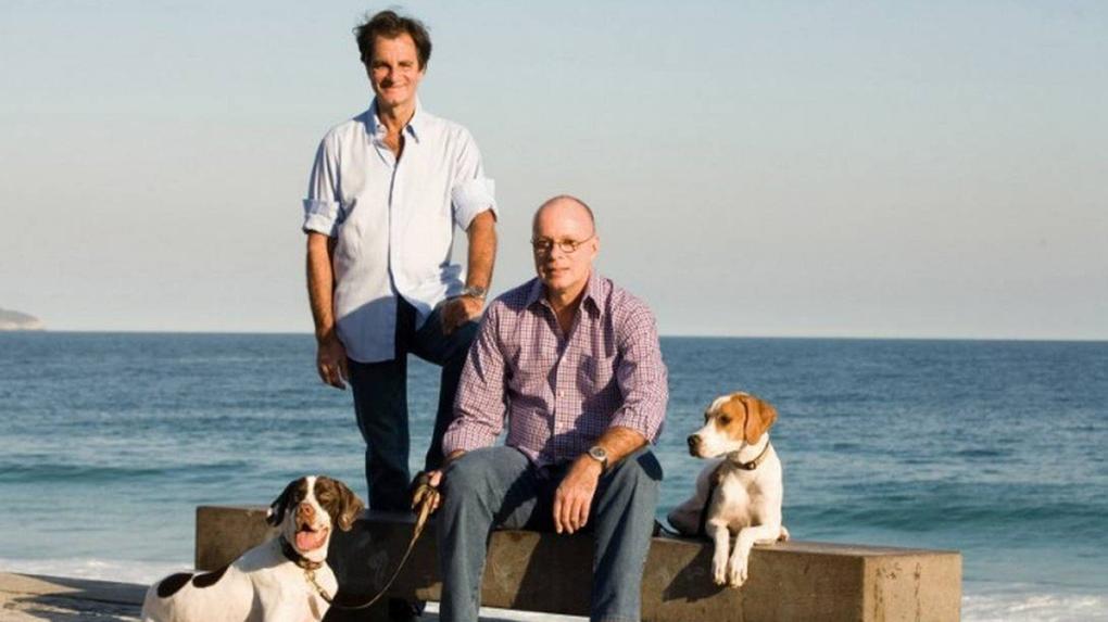 Edgar Moura Brasil e Gilberto Braga na praia com dois cachorros