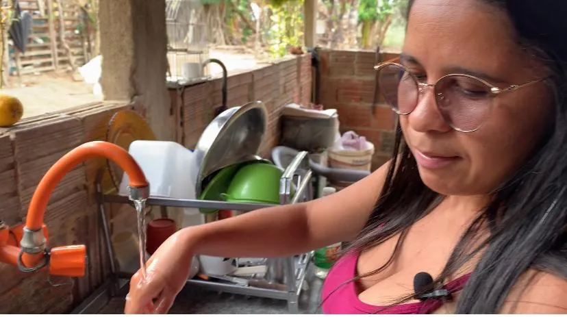 No sítio Canto, Jucicleia Souza disse que, antes, os moradores da localidade pegavam água na carroça e enchiam os baldes dentro de casa. 