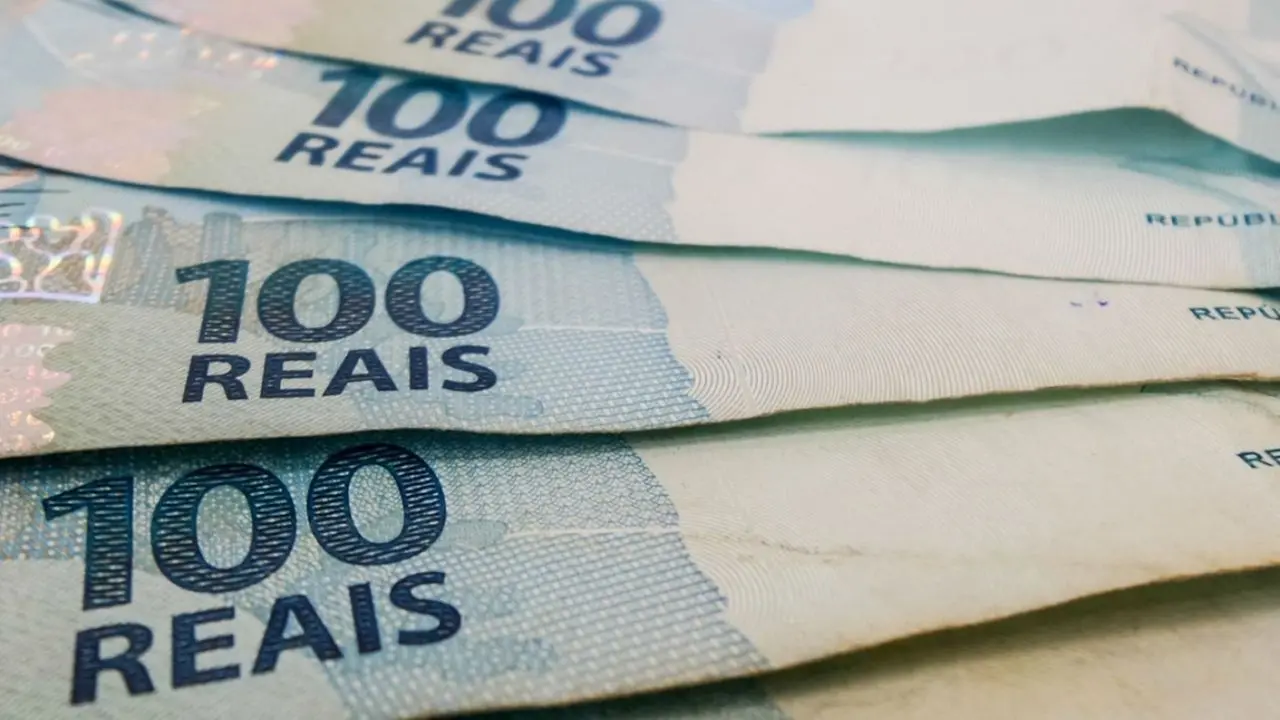 Notas de 100 reais dispostas em mesa