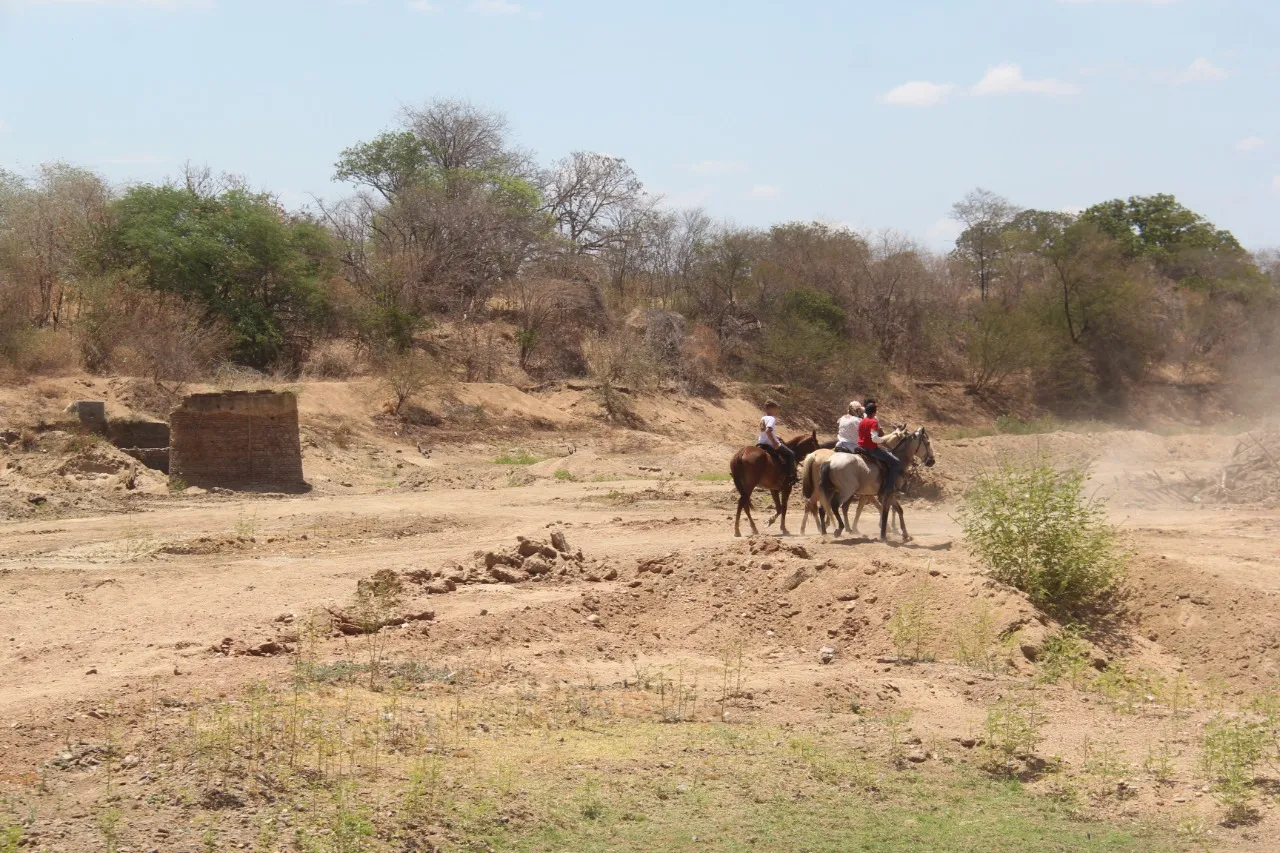 Com a onda de calor, é recomendado proteger-se do sol com óculos, boné e evitar atividades físicas ou esforços acentuados nos horários entre 10h às 15h.