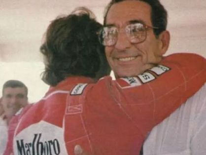 Na foto, Miltão, pai do ex-piloto Ayrton Senna, abraça o filho.