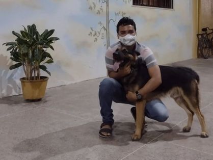 Marcos Rodrigues abraçado com o cachorro Hércules, que havia sido furtado de igreja no Maracanaú