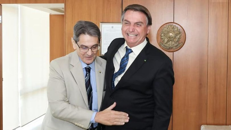 Bolsonaro e Jefferson abraçados e sorrindo