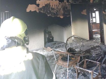 Bombeiros na casa incendiada onde estátua de santa estava intacta