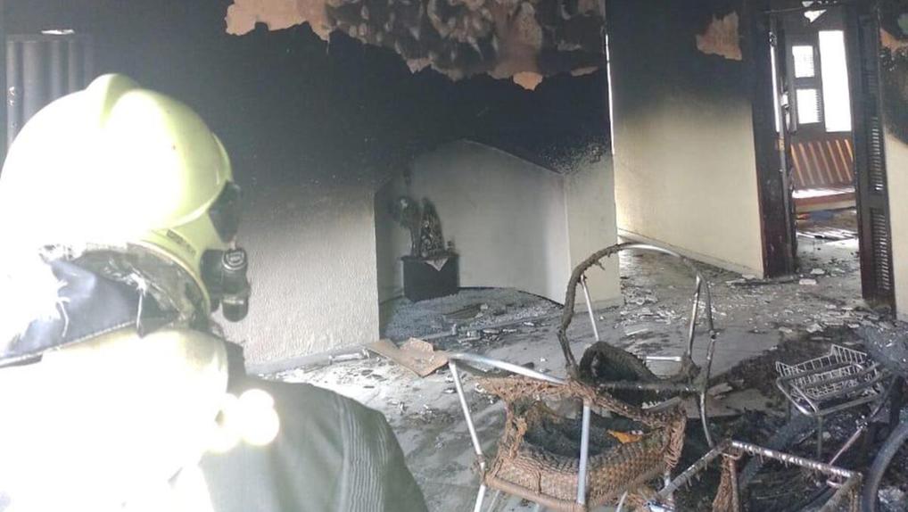 Bombeiros na casa incendiada onde estátua de santa estava intacta