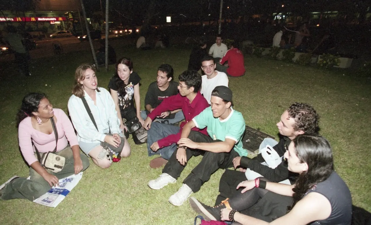 Inicialmente, os jovens se reuniam por conta de encontros virtuais na internet