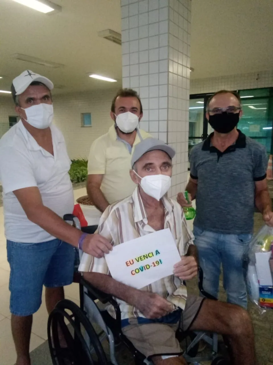 Seu Caetano acompanhado de familiares no dia em que recebeu alta médica