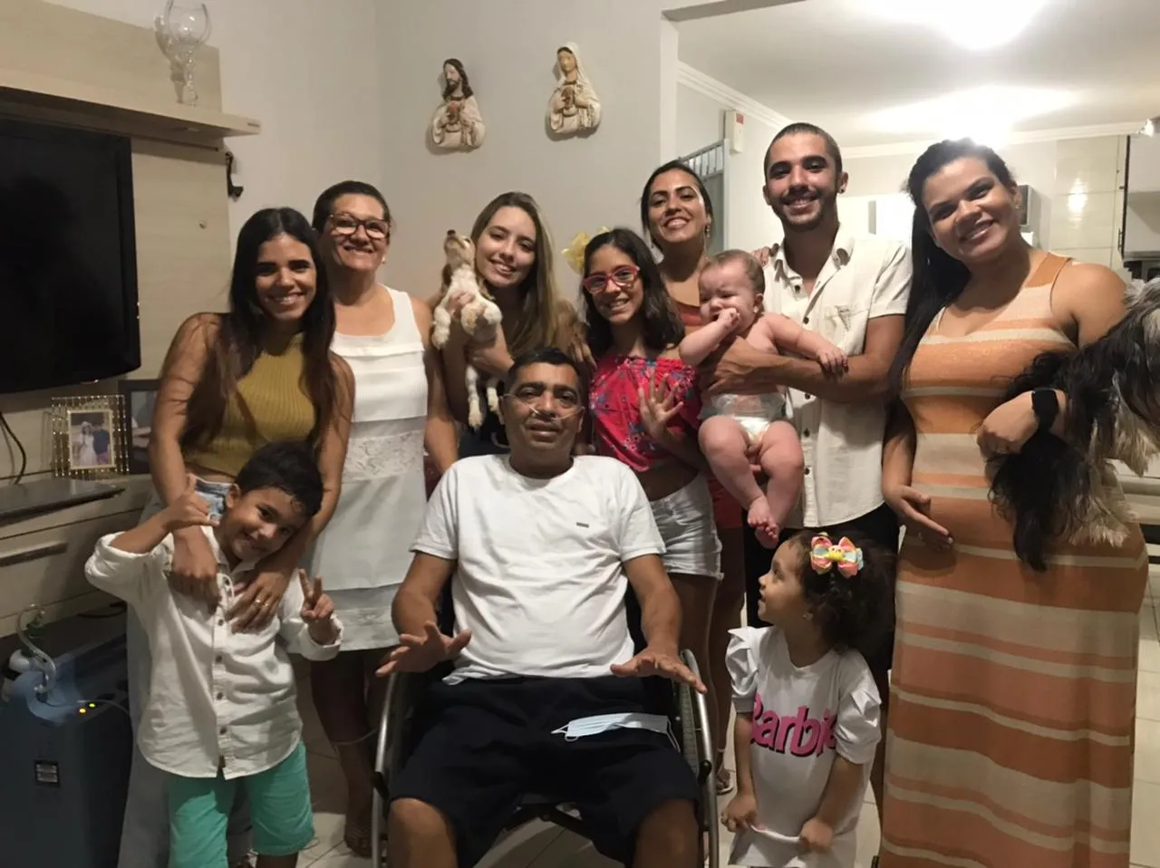Familiares recepcionam Adriano após quase um mês internado