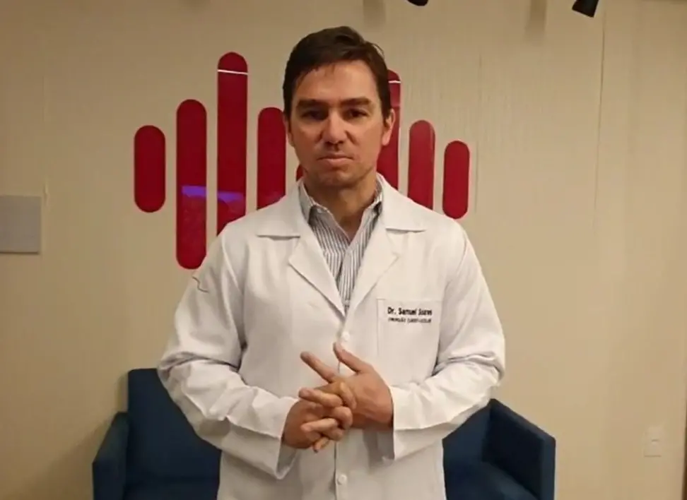 O cirurgião cardíaco Samuel Soares está de jaleco.