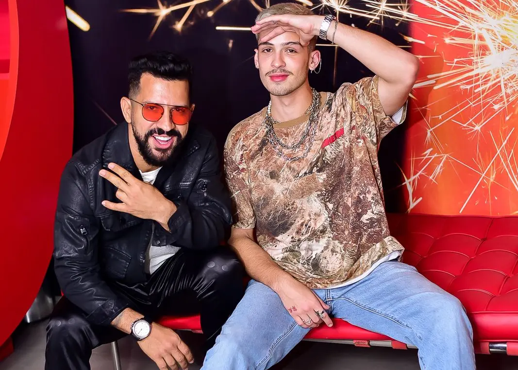 Dennis ao lado de João Guilherme