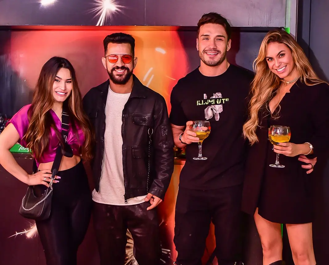 Dennis ao lado de  Raissa Barbosa, Lucas Viana e Sarah Andrade