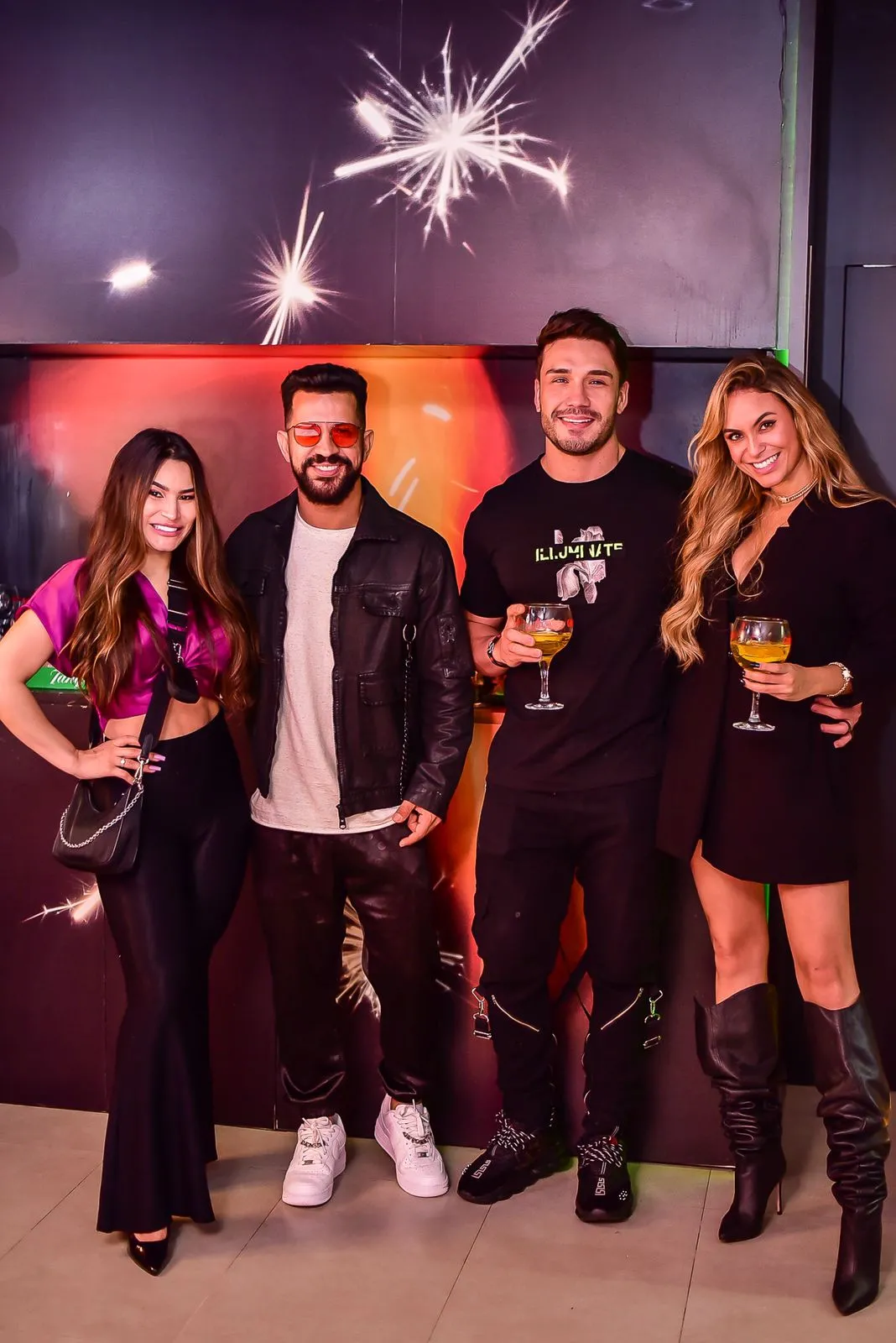 Dennis ao lado de  Raissa Barbosa, Lucas Viana e Sarah Andrade