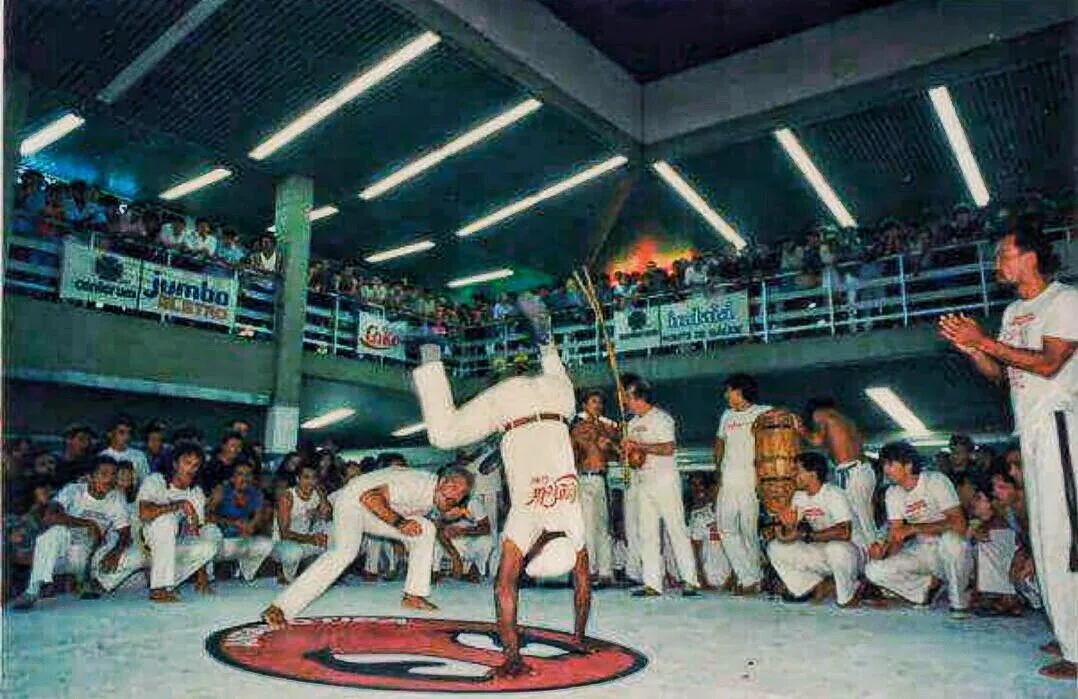 À direita, mestre Paulão Ceará acompanha roda de capoeira em Fortaleza