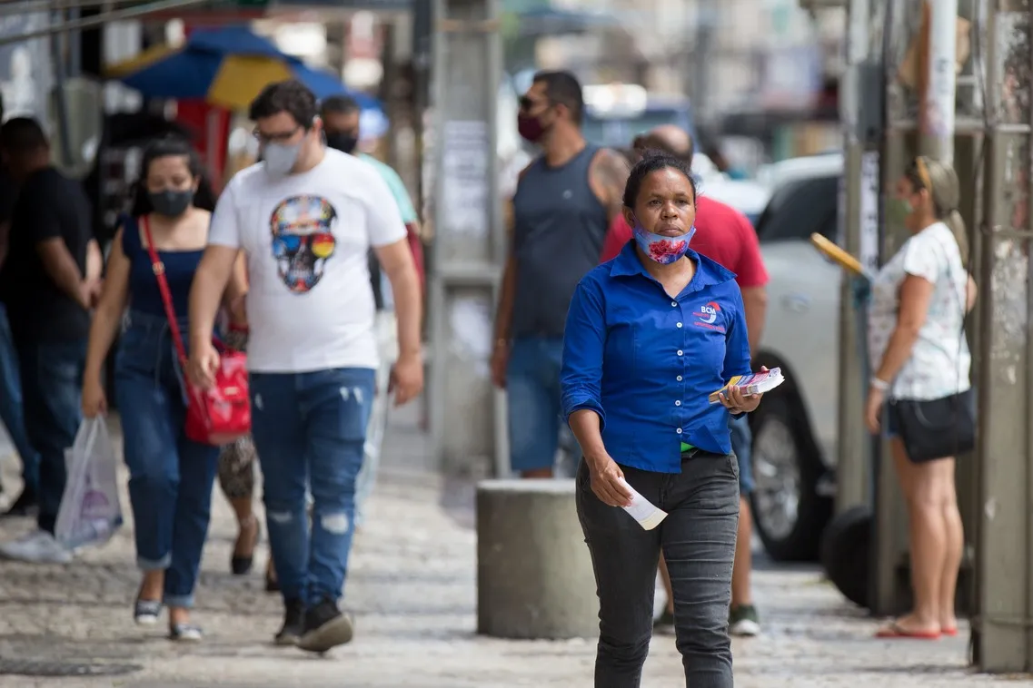 Espaços abertos são menos arriscados, mas é preciso monitorar cenário epidemiológico, conforme especialistas