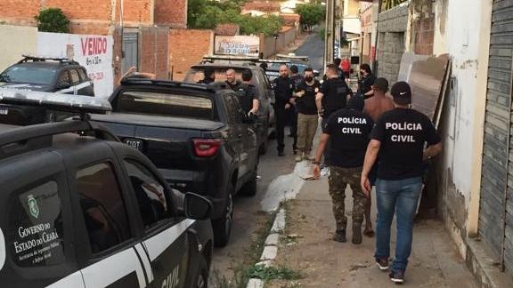 Policiais civis em operação em Ipu, no interior do Ceará