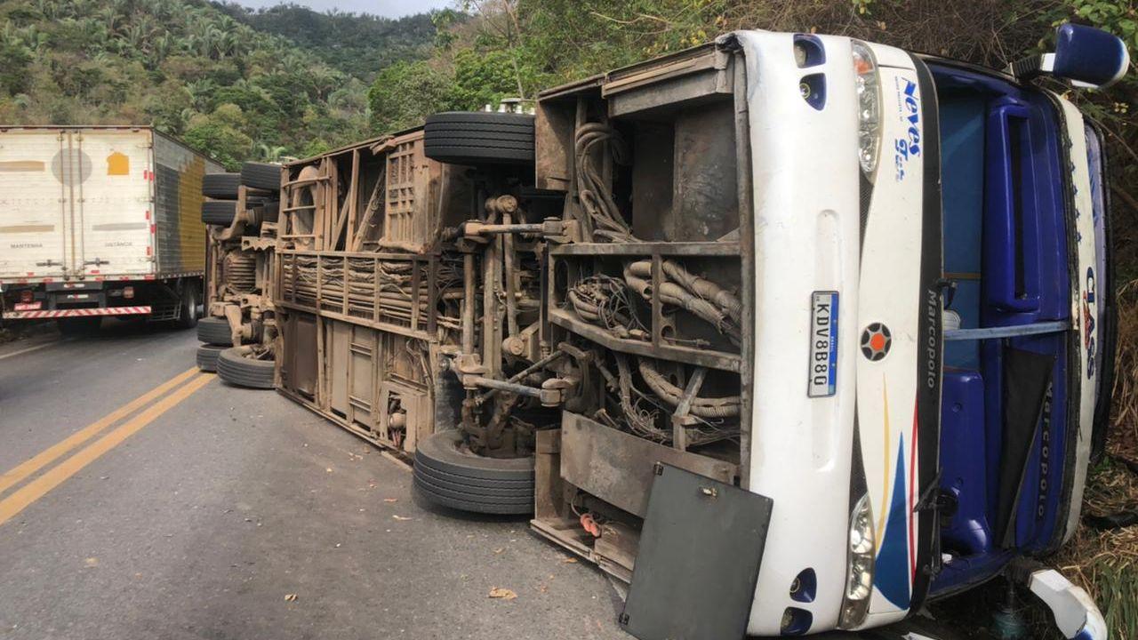 Ônibus tomba após acidente no Ceará