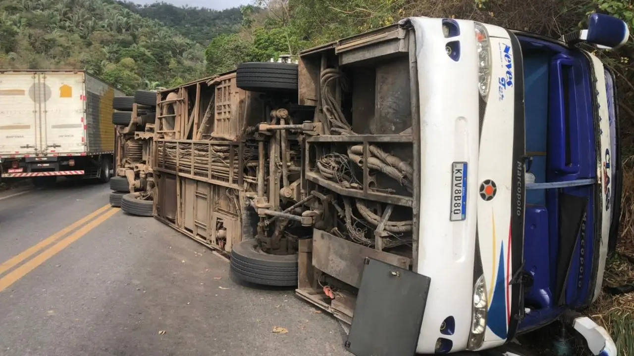 Ônibus tomba após acidente no Ceará