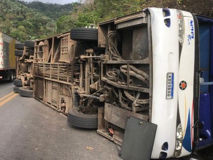 Ônibus tomba após acidente no Ceará
