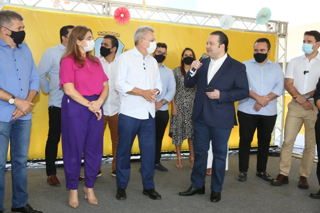 Otávio falando ao microfone