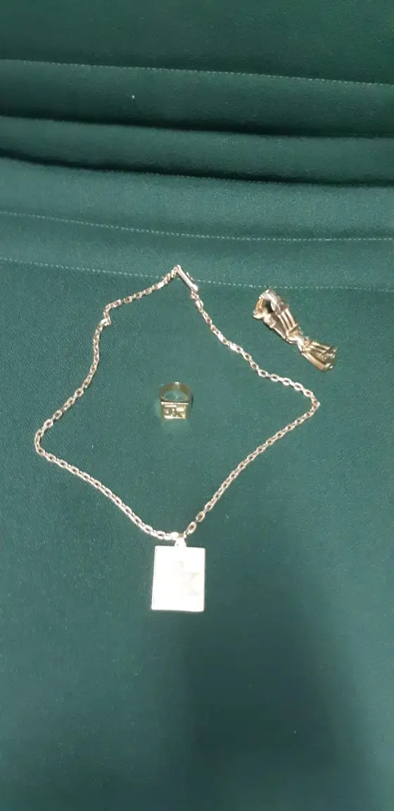 Um cordão, uma pulseira e um anel de ouro apreendidos pela Polícia.