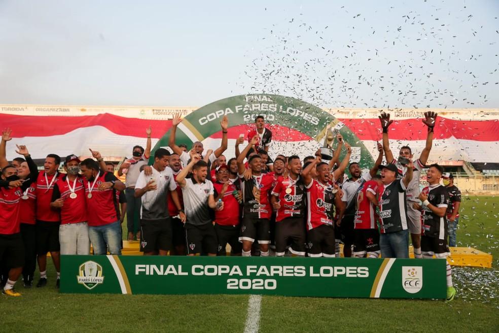 Jogadores do Ferroviário erguem taça de comemoração ao título da Fares Lopes