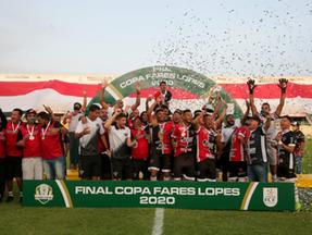 Jogadores do Ferroviário erguem taça de comemoração ao título da Fares Lopes