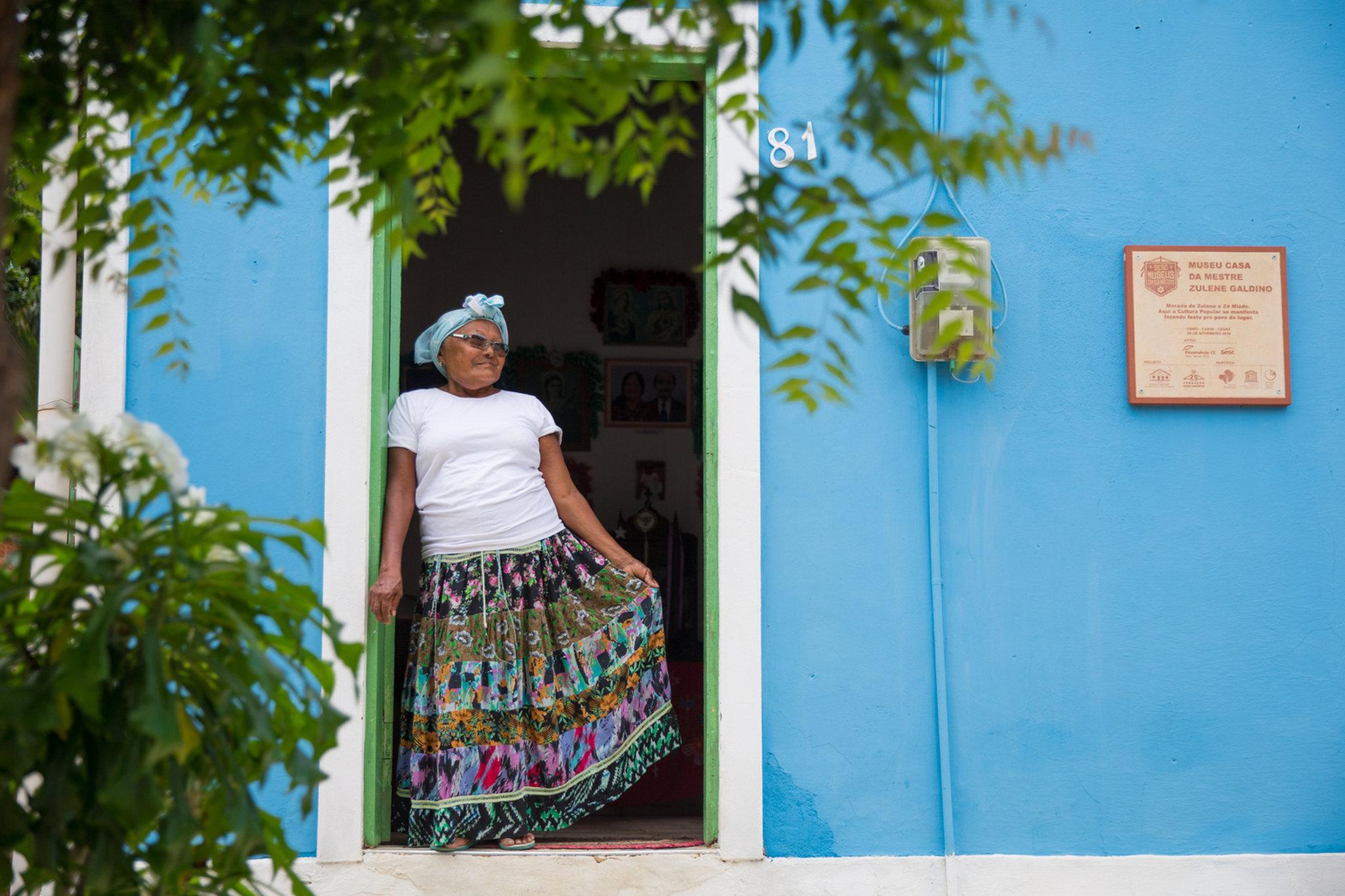 mestra zulene na porta da sua casa museu