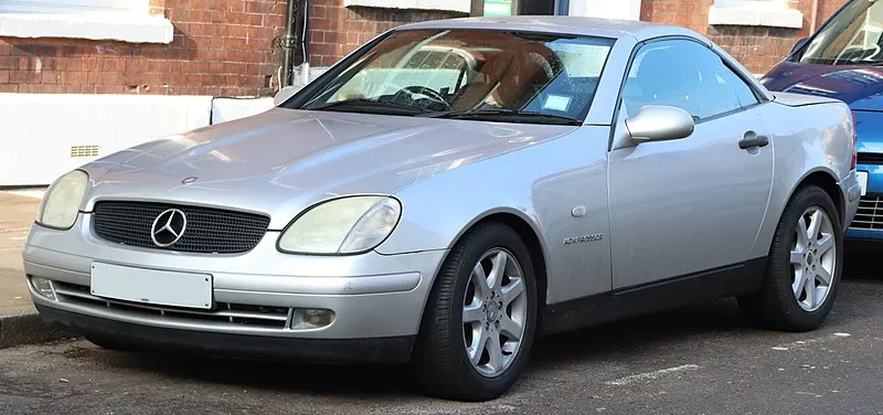 Um dos modelos que permanecerá no acervo de Hebe é o conversível SLK 230 prata 1998, similar ao desta imagem