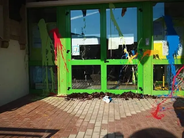 Porta suja com manchas de tintas lançadas