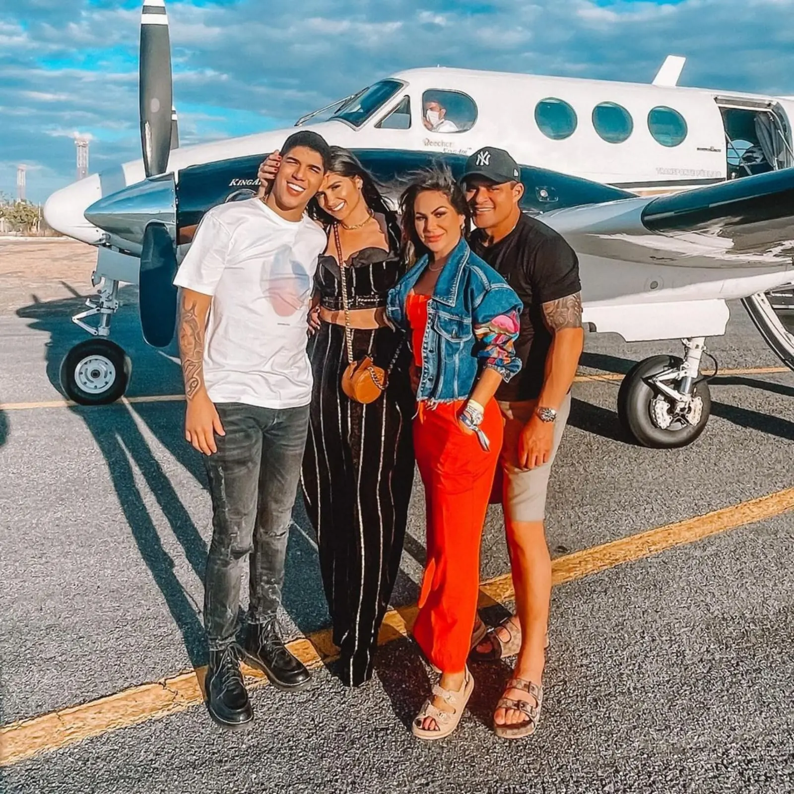 Zé Vaqueiro e Ingra Soares ao lado do casal Isaías CDs e Jamile Lima