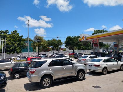 Consumidores enfrentaram longas filas para abastecer em posto de combustível