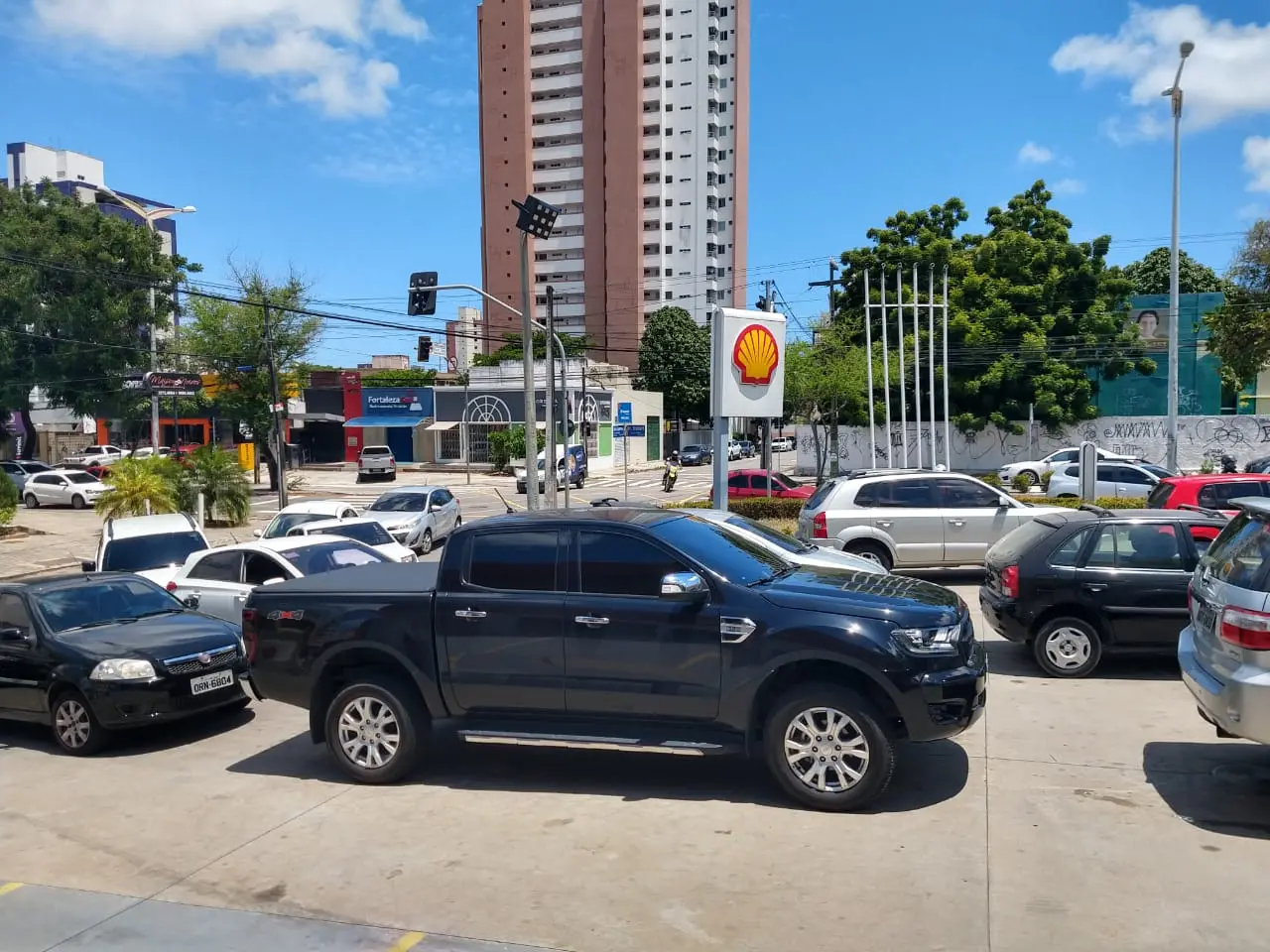 Muitos carros em fila em posto de combustível