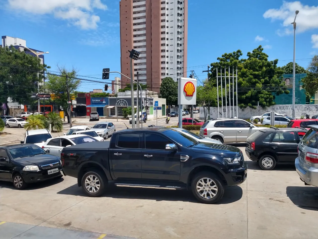 Gasolina era vendida a R$ 6,27 em posto na Barão de Studart na manhã deste sábado (30)