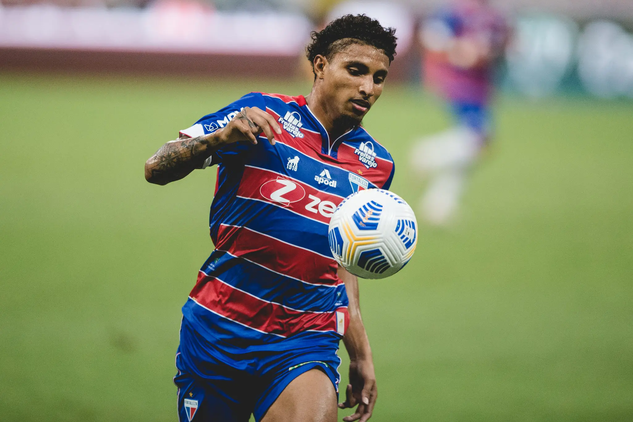Éderson com a camisa do Fortaleza