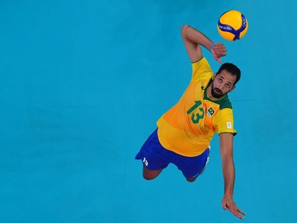 Jogador de vôlei Maurício Souza prestes a sacar bola em jogo
